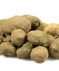 Plusieurs Moon Rocks de couleur beige clair, recouvertes de kief, avec une texture granuleuse et compacte.