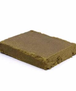 Morceau de résine de couleur marron clair avec texture compacte et friable.